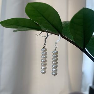 Pearl cultured earrings in 925 sterling silver. 1.5 in
